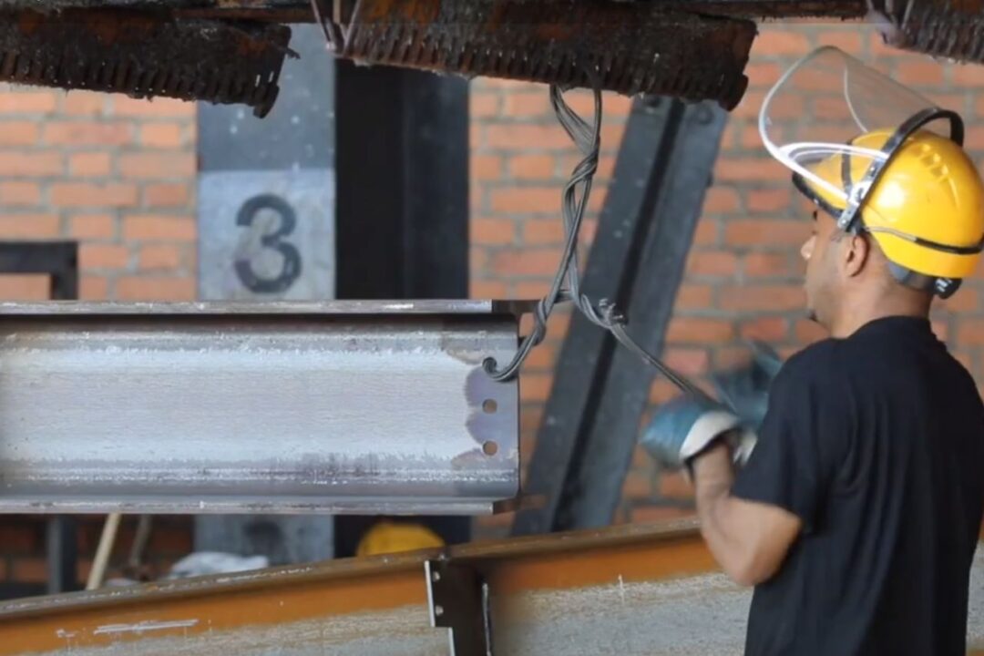 Haken, Ketten und Draht: Was ist die beste Bindemethode beim Feuerverzinken?